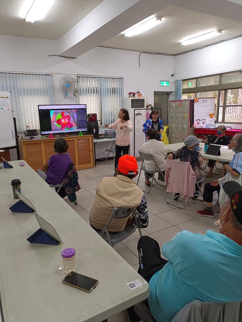 江嬌媚講師在課堂上熱情介紹一朵造型酷似「米老鼠」的奇特花朵，引起學生們的驚嘆與好奇。現場氣氛熱烈，也踴躍發問與討論。