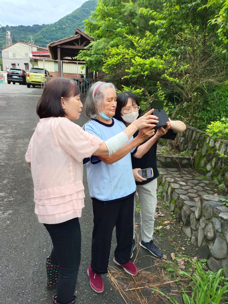 講師帶著學員走出教室，到戶外親身體驗植物辨識。透過平板拍照，再搭配App認識花草，不只能學到知識，還增進了實作操作的能力，大家學得開心又投入！