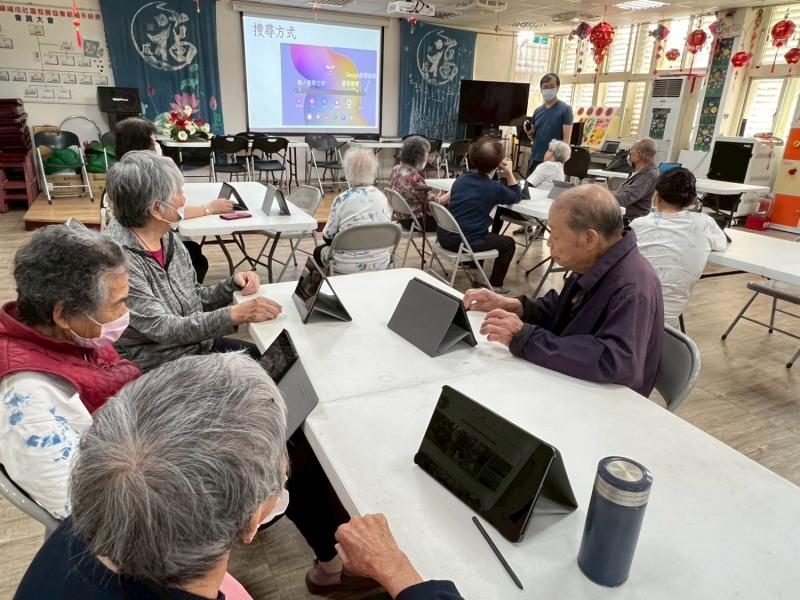 協助長輩建立個人 Google 帳號，並學習 Google 各項功能，包括 Google 地圖、Google 相簿及 Google 搜尋的應用。 課程將透過實際演練，如使用地圖導航、管理個人照片及進行網路搜尋，讓長輩能夠熟悉操作，提升數位能