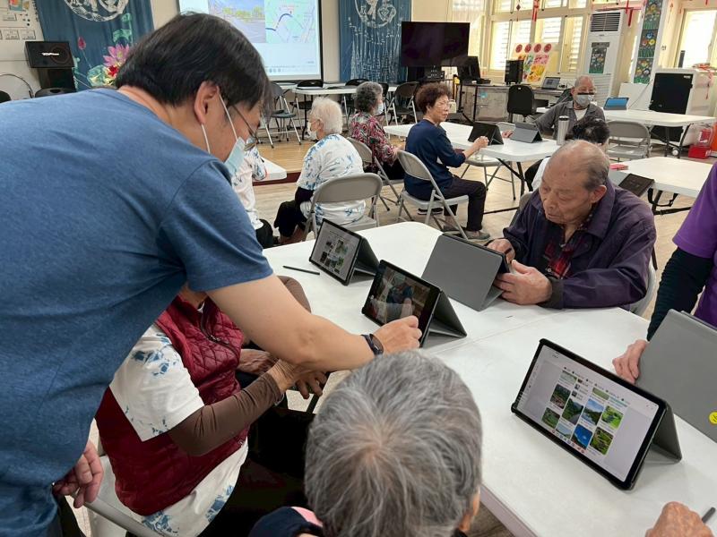 教適合長輩的 Google 搜尋技巧：  1. 直接輸入關鍵字  長輩可以在 Google 搜尋框輸入簡單的關鍵字，例如：  「天氣」（顯示當地天氣）  「附近的餐廳」（顯示附近的餐廳資訊）  「今天的新聞」（顯示最新新聞）  2. 使用語