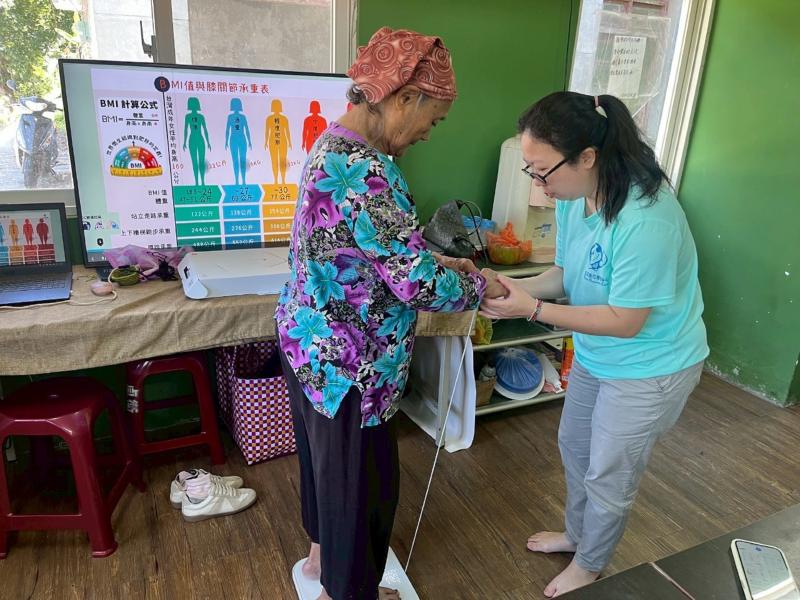 講師帶領學員測量體重，健康好生活