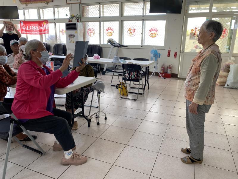 人像拍照是生活中，最貼近大家的數位技能，首先學習拍全身照片，出遊時很需要此技巧。
