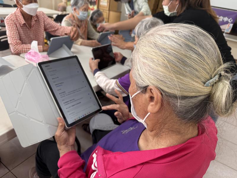 認真的學員嘗試找到相機的格線，便於學習構圖。