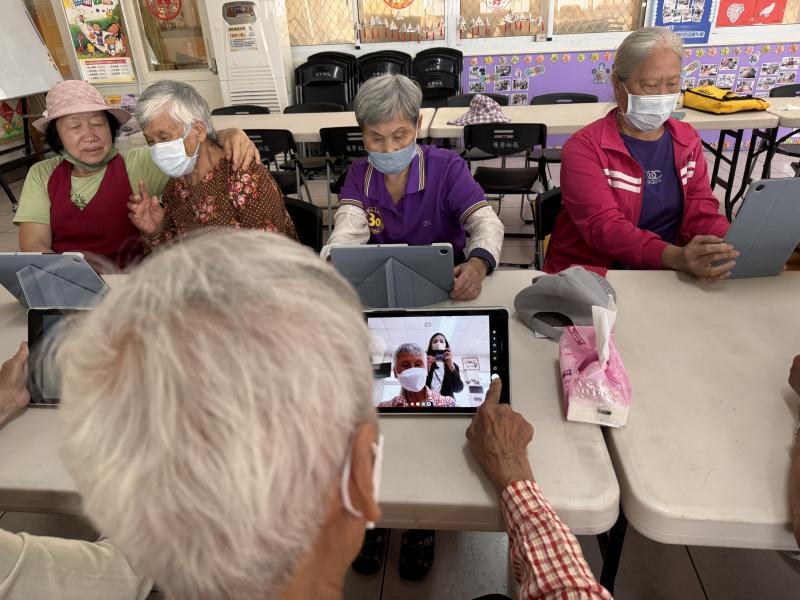 長輩學員與團隊夥伴，練習妳拍我，我拍妳，讓長輩找到快門鍵。