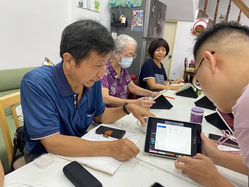 老師講解如何使用軟體編輯