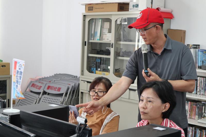 協助學員操作練習