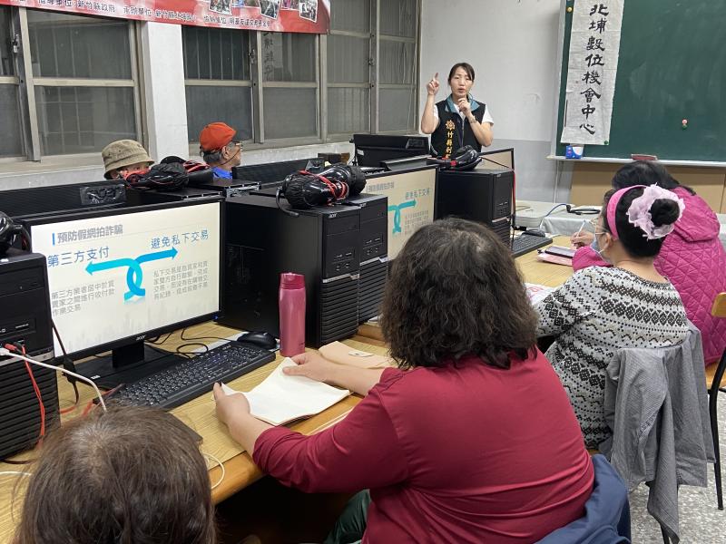 警官在前方教導民眾防詐資訊