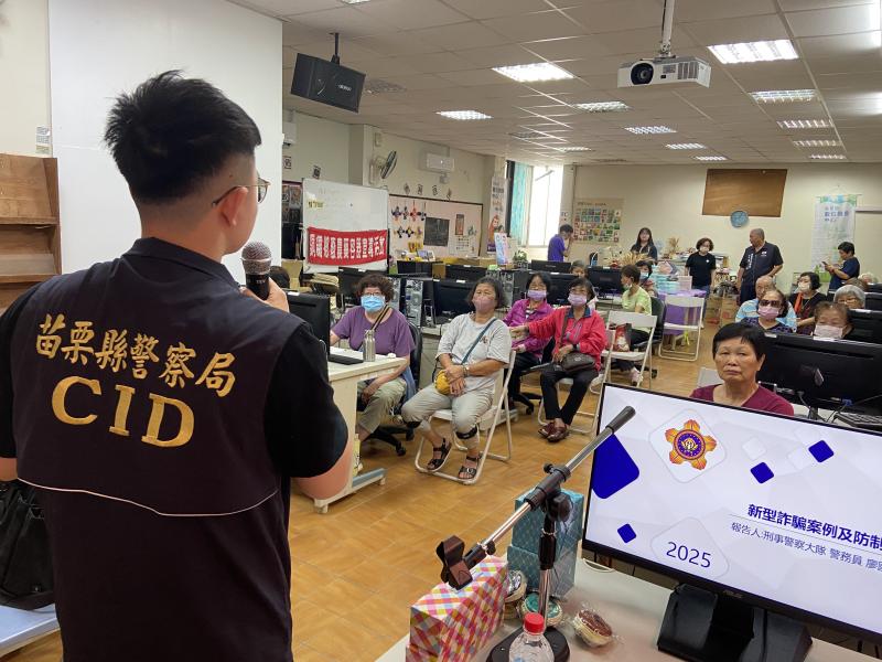 穿著背心的苗栗警官在向民眾說明