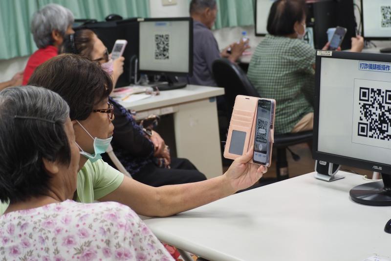 民眾用手機掃描電腦螢幕