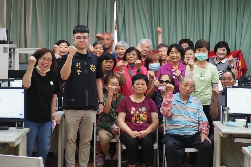 警官與學員一起大合照