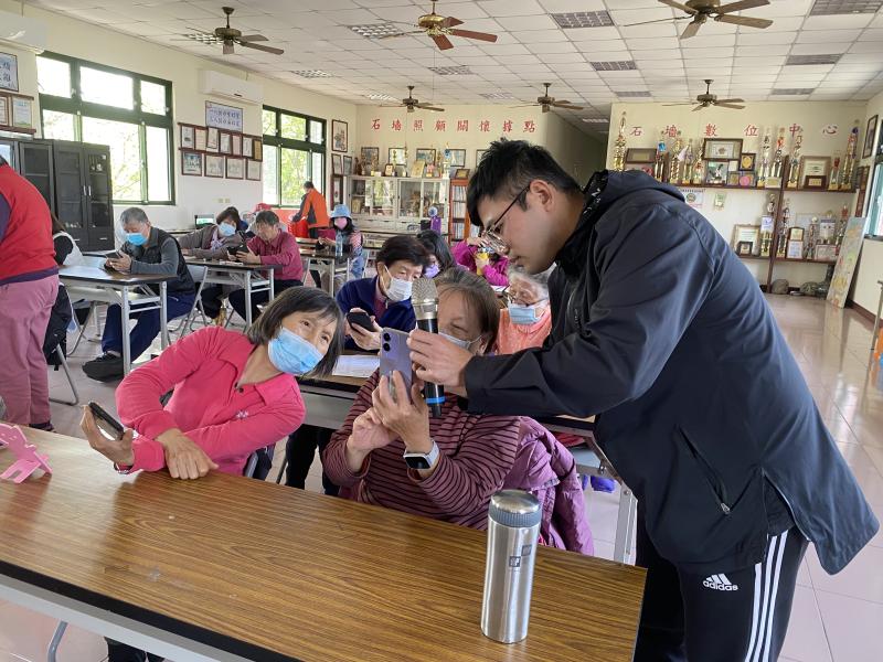 講師教導學員使用手機