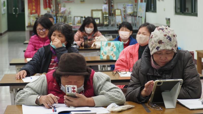 學員使用手機語音和AI交談