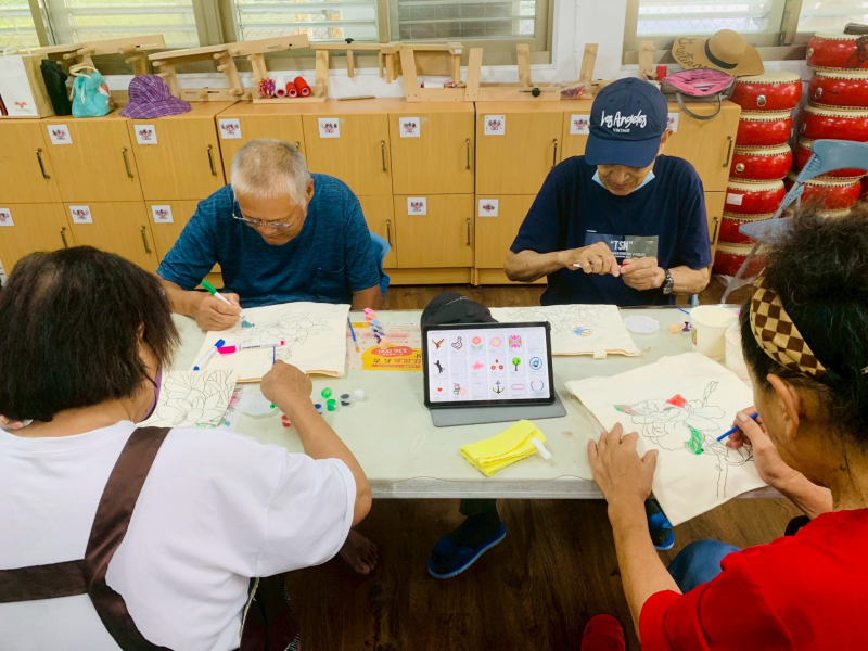 📱 課程一開始,俊安老師讓大家學習使用平板繪圖工具,在數位畫布上描繪出象徵東海岸的「飛魚圖騰」