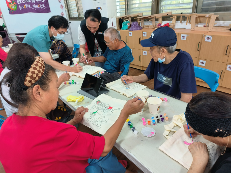 📸今天的每一個作品,都是數位技術與長輩智慧的結晶。 來看看他們的成品與笑容吧