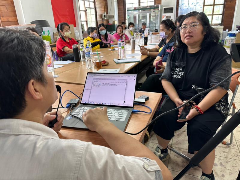 講師指導學員透過軟體產生逐字稿