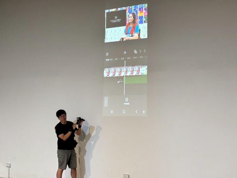 帶領各個文健站上照服員、志工等  一起學習剪輯影片，運用現今時下最紅的APP「CAPCUT」  剪輯出自己站上的生活點點滴滴