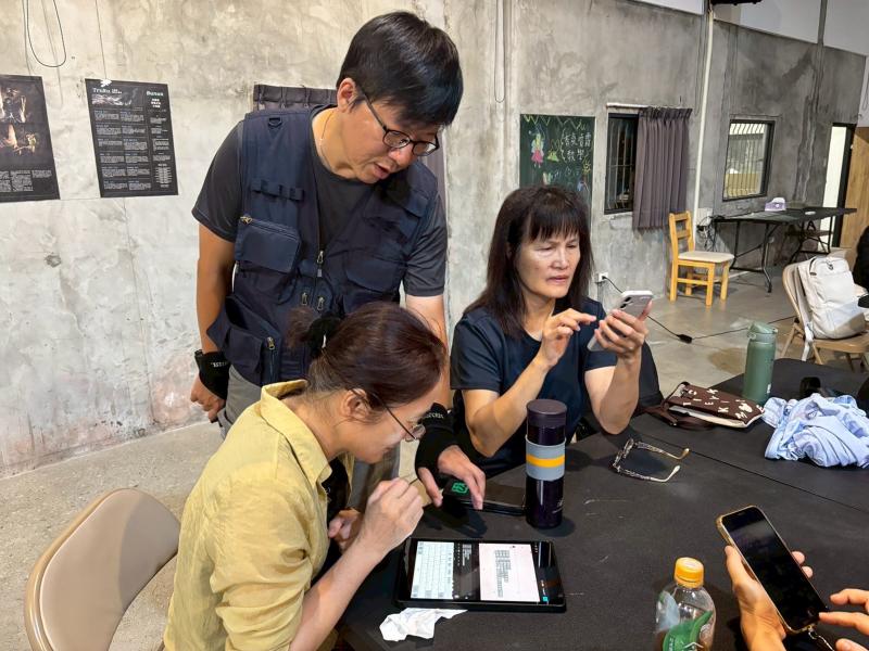 老師一一教導每一位學員