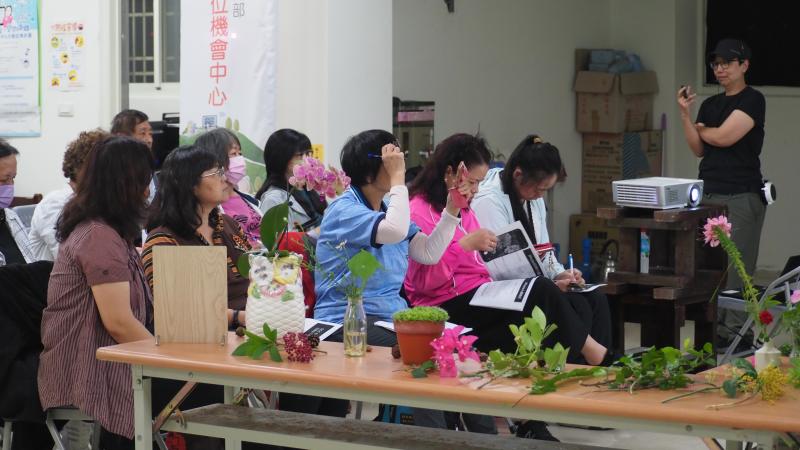 教室內講師帶領學員學習拍攝技巧