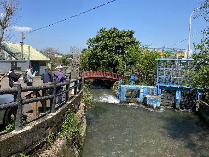 解說水圳與農田的關係