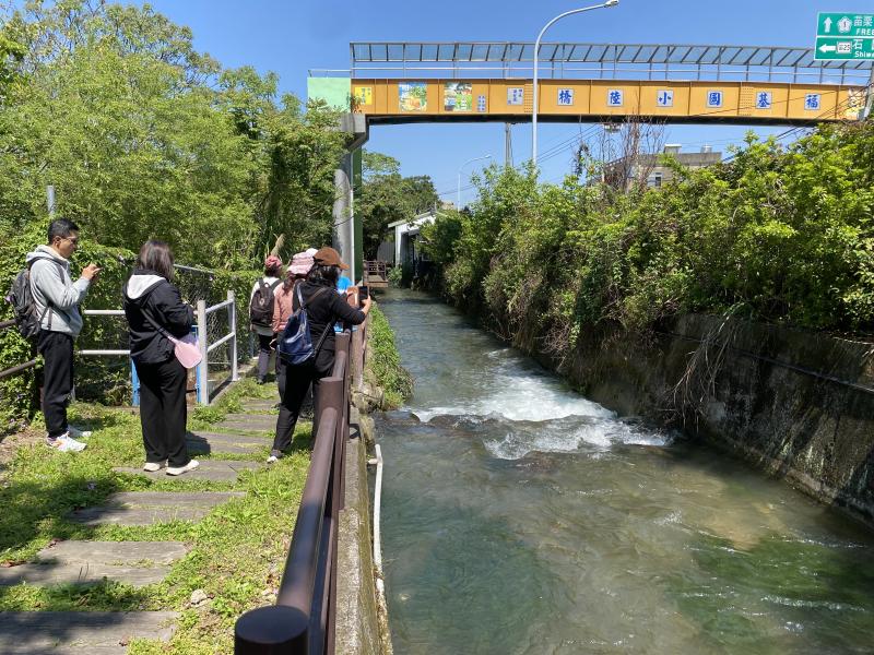 學員在水圳旁拍攝及定位