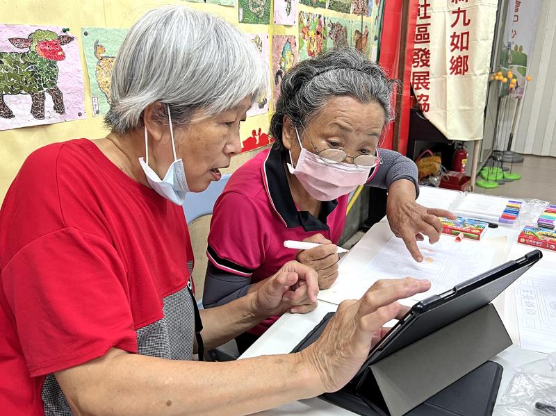 學員們運用AI工具輔助調整繪本插畫線稿的構圖與細節，再透過手繪方式進行上色與修飾，提升畫面完整度與美感。