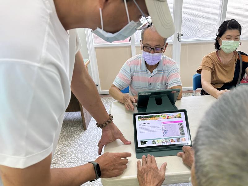 找到「學習一把罩」網站，馬上拉老師過來說：「我成功了，快看快看！」大家互相分享操作小技巧，還有人說回家要自己練習找健康飲食的課程～平板學起來，學習變得好簡單、也更有成就感啦！