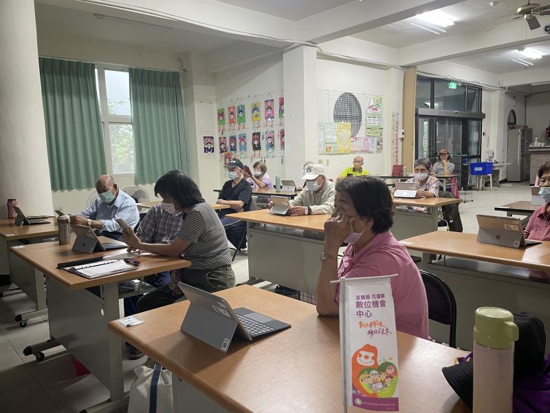 有手機的學員跟著一起操作