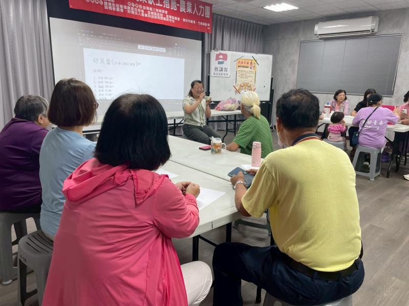 老師正在講解手作要注意事項