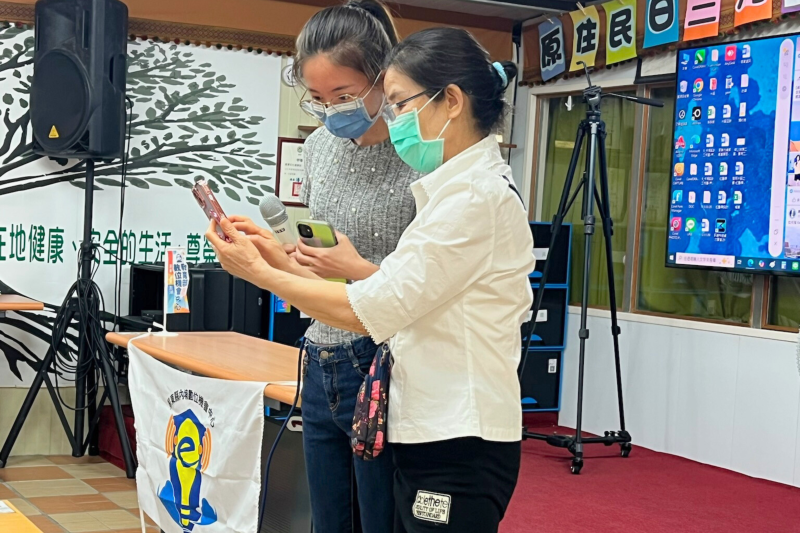 學員發問並練習操作