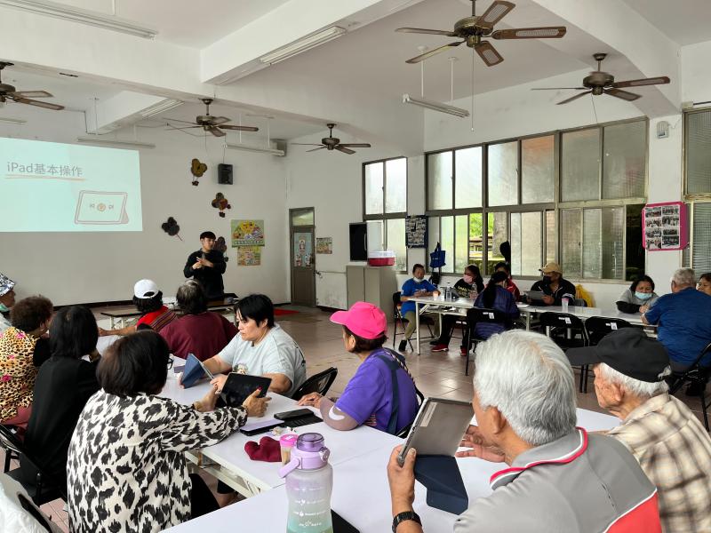透過iPad平板來教長者們如何操作其功能，並使用wi-fi來連部落設置的無線網路，使長者們對於網路需求能透過無線網路來上網，查找資料、觀賞影片、聆聽音樂、滑社群等。