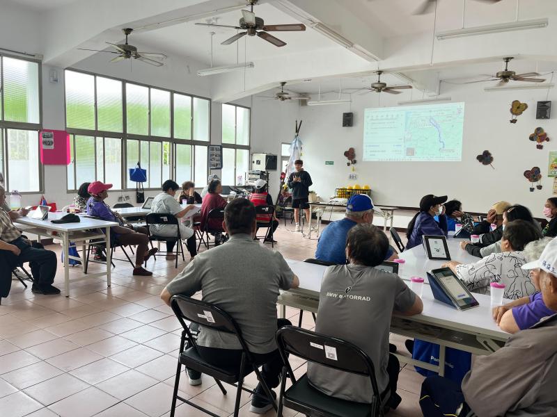 最後讓長者實際操作Google地圖，雖然對長者來說操作稍微困難，不過大家都樂在其中，開始操作為希望自己能從部落到想去的地方玩或看看，並了解路程多久，途經了哪些地方等等。這樣的操作也使長者們多了一層知識。