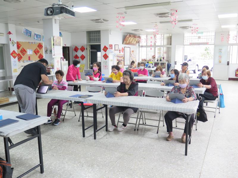 數位繪圖與AI應用的實作課程，讓頭社村的長輩們了解科技如何與生活結合。