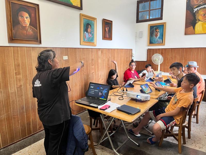 講師教學員如何用手勢動作操作平板，並藉由單指操作及多指操作運用於平板上，講解過程也教學員如何查看通知中心、查看背景App等。