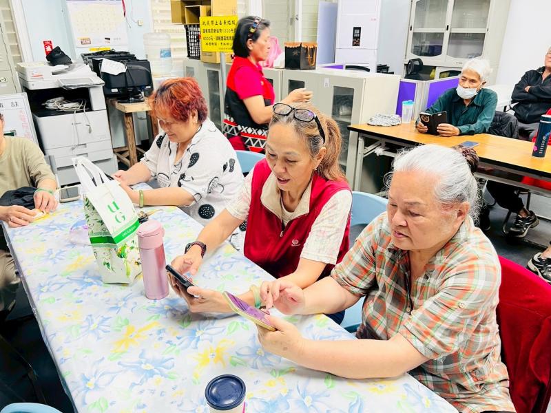 課堂中大家互相幫忙,彼此鼓勵,不只學習新技能,更是一起創造陪伴與成長的回憶。