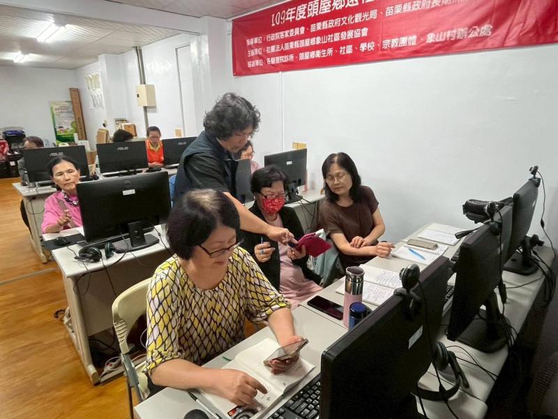 講師認真指導學員