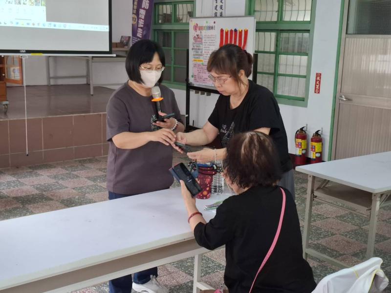 講師各別幫學員解惑