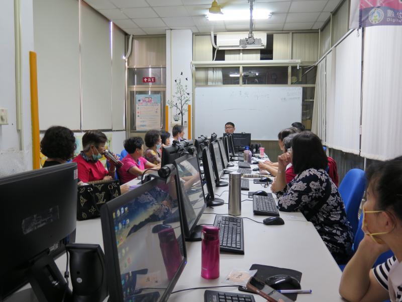 旅遊達人高辰吉老師用數位帶領學員規劃自己喜歡的旅行