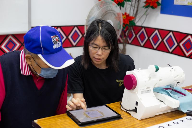 完成圖案後將設計傳送至電繡機