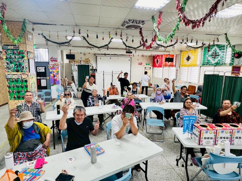 積極參與社交互動，並在日常生活中持續進行認知挑戰