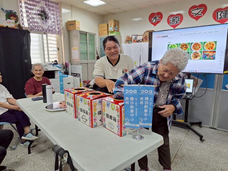 當天雖然多數民眾沒有手機，故講師後段的互動帶給長輩歡樂參與，期待大家透過課程增加數位社群技巧，讓生活更加便利。