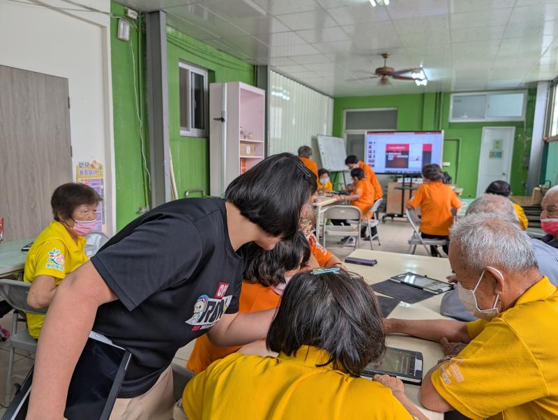 講師下場指導學員如何操作