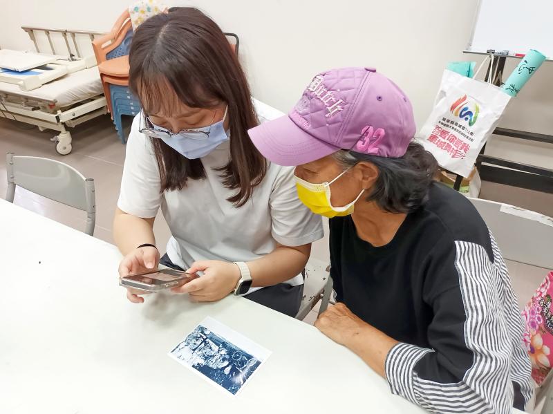 長輩學會操作老卷照片翻拍技巧，還開心分享照片背後的故事。