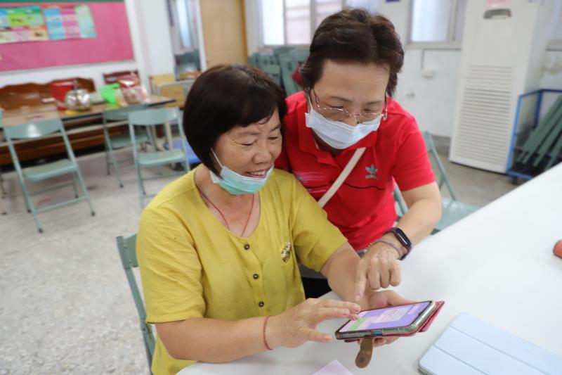 志工協助社區民眾