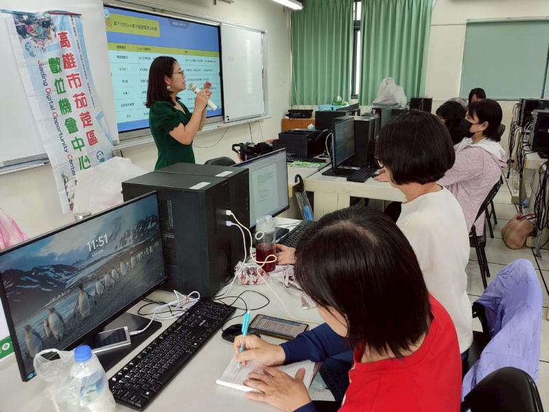 講師介紹LINE行銷應用,引導學員撰寫訊息