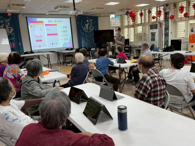 1.線上唱歌軟體介紹與安裝 線上唱歌軟體提供便利的方式,讓長輩們無需外出,即可隨時隨地投入音樂世界。只需透過簡單的操作,他們便能搜尋並演唱自己喜愛的歌曲,享受歌唱帶來的歡愉與放鬆。這不僅提升生活品質,也有助於促進社交互動與心理健康。