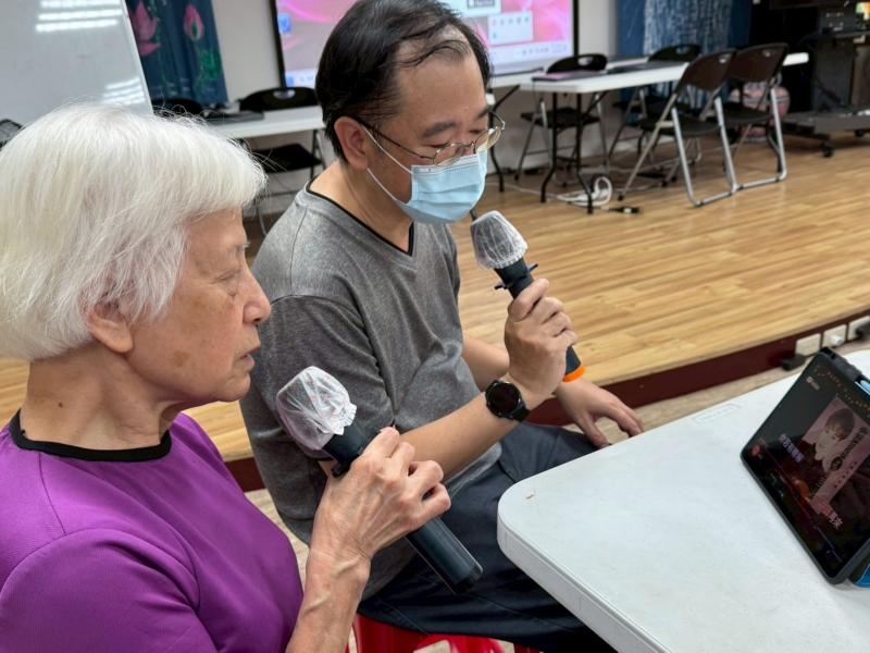 軟體提供多種娛樂模式,讓使用者能夠邀請親朋好友一起合唱,甚至參與線上歌唱社群,享受互動的樂趣。透過平台,長輩們可以找到志同道合的朋友,交流音樂心得,建立深厚的聯繫。這不僅能減少孤獨感,還能促進社交生活,讓歌唱成為日常生活中輕鬆、愉快的活動。