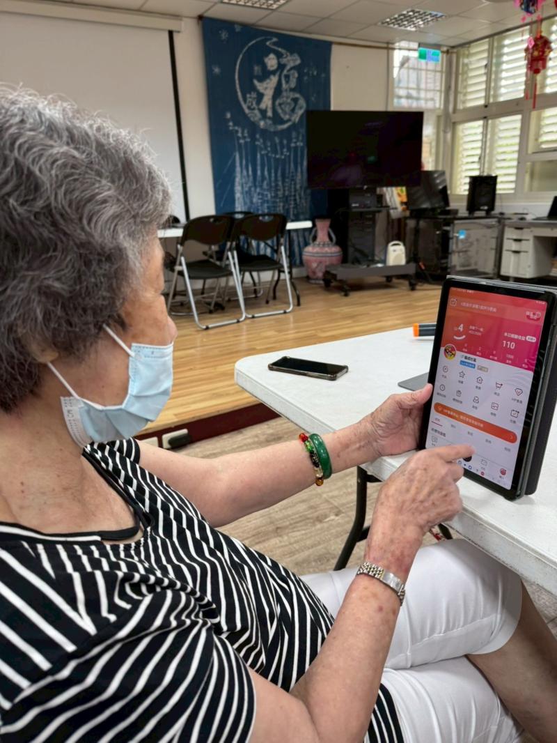 軟體提供錄音與評分功能,讓使用者能夠回顧自己的演唱表現,並加以改進。長輩們可以透過這些功能看到自己的進步,增強自信心,並感受到歌唱帶來的成就感。