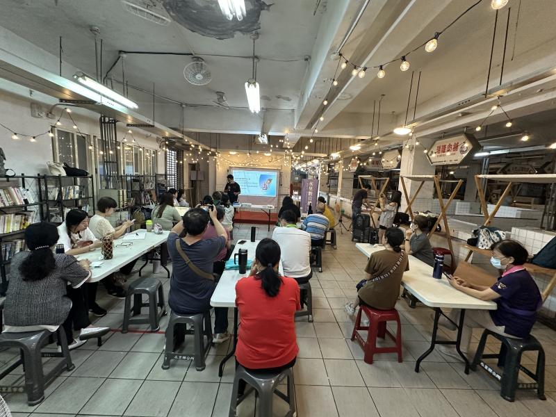 與在地青年工作站一起聯合開課，來許多店家學員，人數爆滿達30餘人之多上課畫面.