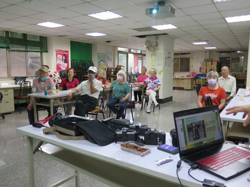 從早期的底片相機到現在的單眼數位相機及手機拍照差別在哪裡?請搶答!