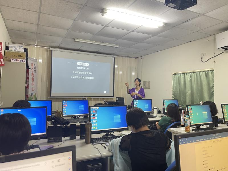 老師說明物品清理整潔管理與收納步驟